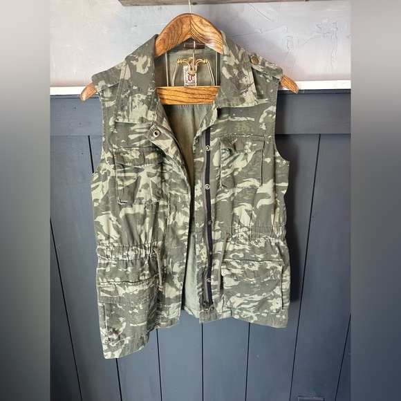 Decree Jackets & Blazers - Decree Green Army Camo Utility Vest size L